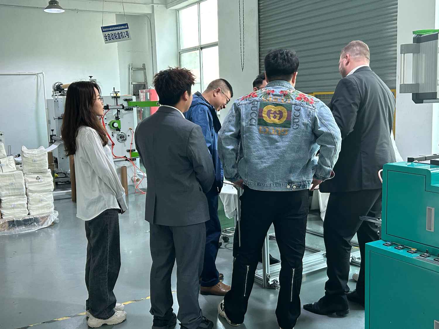 国际合作伙伴深度考察,共谋发展 —— 外国客户访问久信达科技生产车间(图2)