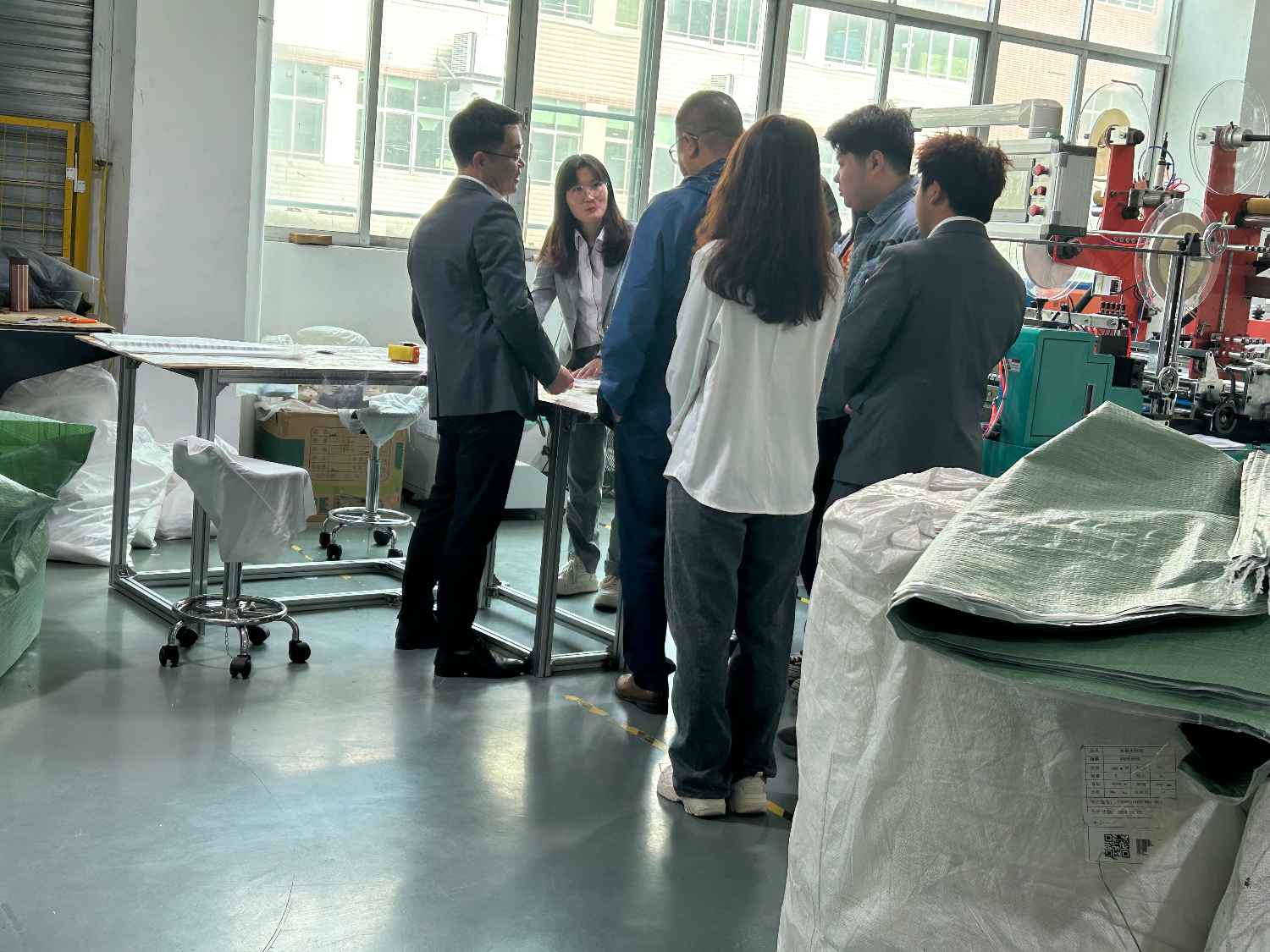 国际合作伙伴深度考察,共谋发展 —— 外国客户访问久信达科技生产车间(图3)