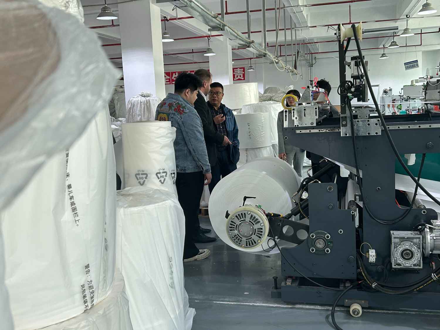 国际合作伙伴深度考察,共谋发展 —— 外国客户访问久信达科技生产车间(图4)