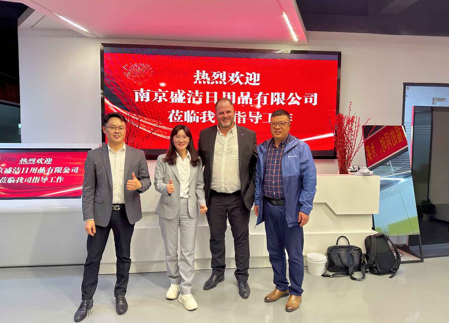 国际合作伙伴深度考察,共谋发展 —— 外国客户访问久信达科技生产车间(图1)